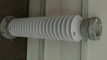 Aislador de porcelana tipo columna